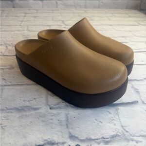 NWOB Croc Brown Platform Clogs. Size 9.